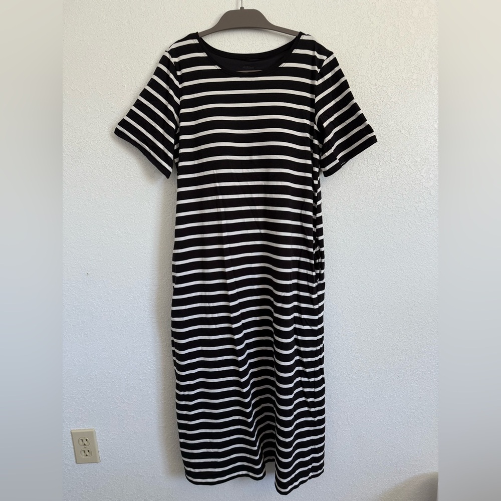 NWOT Uniqlo Airism Black and White Striped Built-in bra T-shirt Maxi Dress